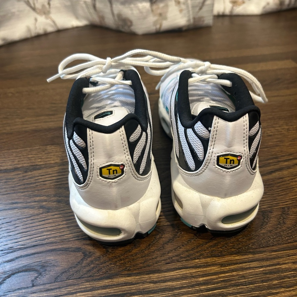 Men’s Nike Sneakers - Picture 4 of 7